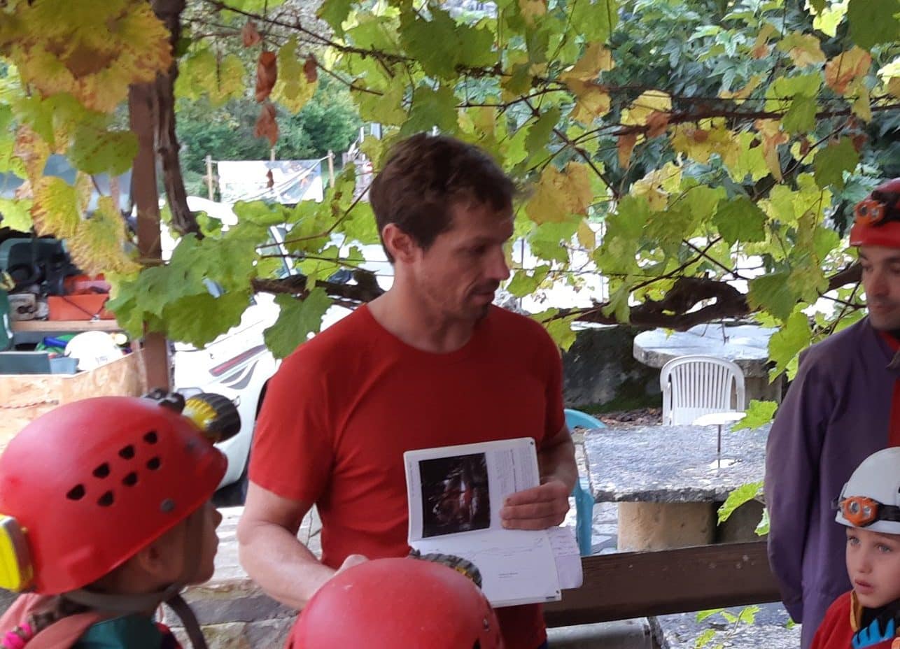 Yann Lafaurie (t-shirt rouge avec livret)