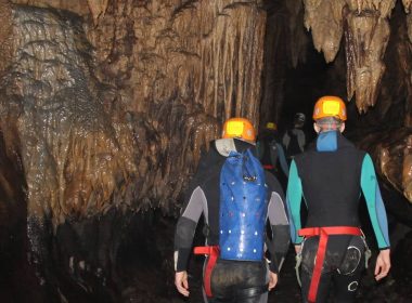 speleologie-en-riviere-souterraine-en-famille-proche-de-saint-cirq-lapopie